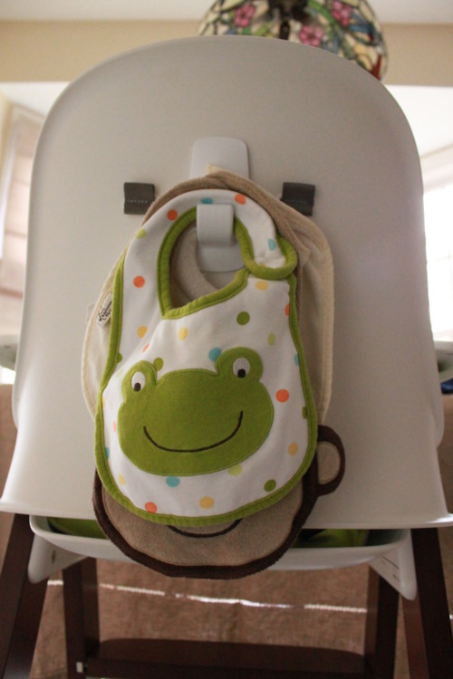 hook-at-the-back-of-the-high-chair-to-hold-bibs